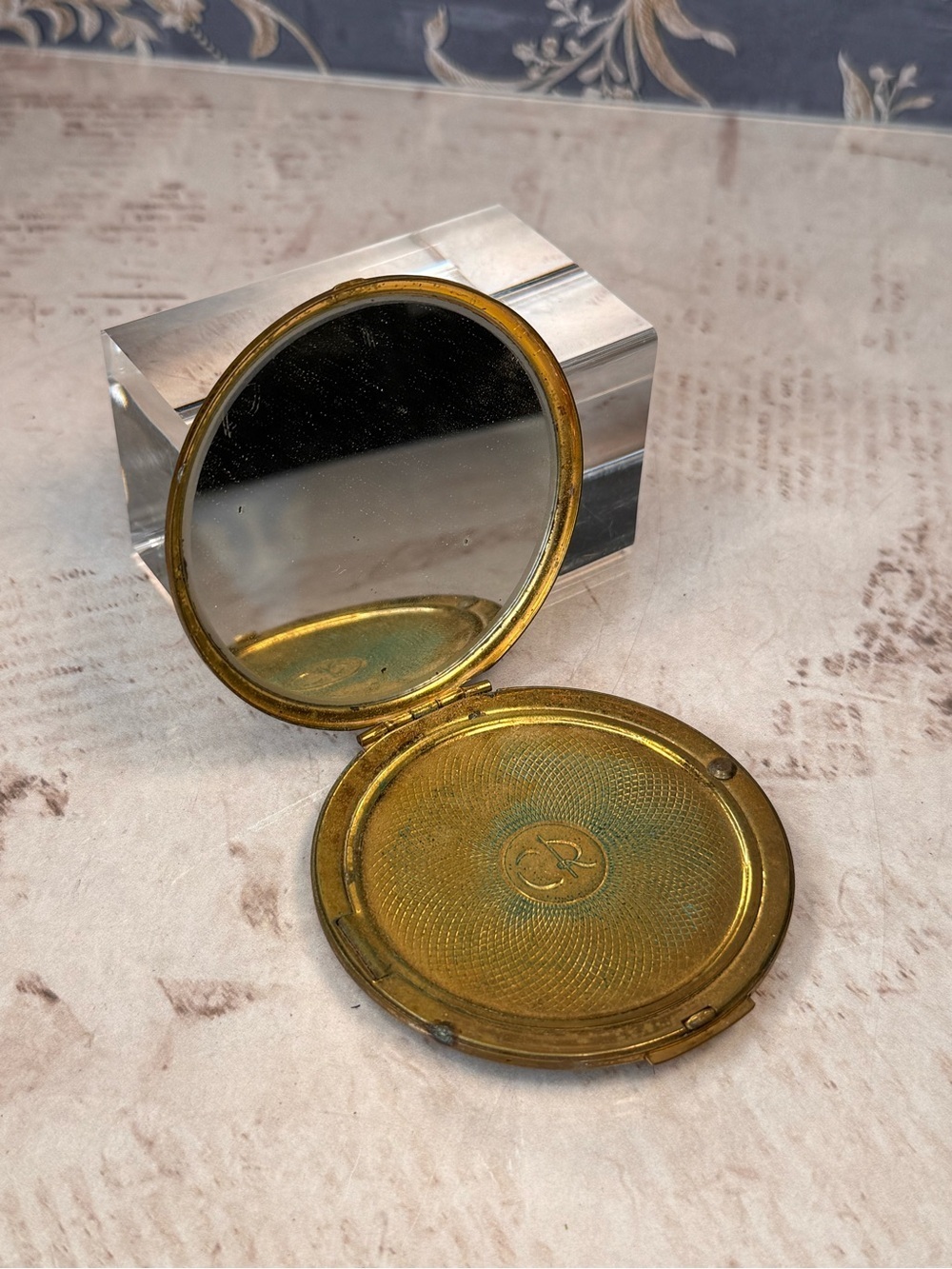 Vintage Charles of the Ritz Gold Tone Powder Compact Mirror Concentric Rings